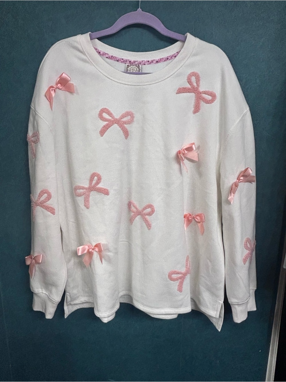 NWT Tru Self 2X White Crewneck Sweatshirt with Pink Bow Detail